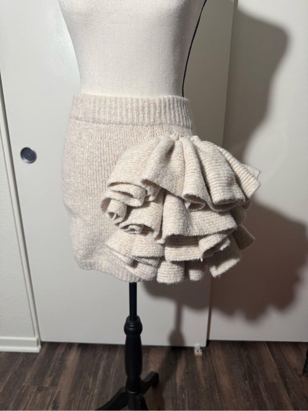 🤍✨ TWOTWINSTYLE High-Waisted Beige Knitted Mini Skirt ✨🤍